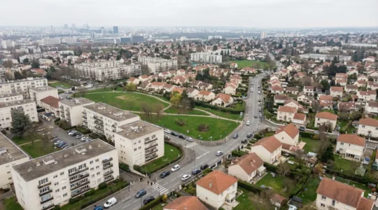 Vue aérienne quartier résidentiel français mêlant maisons et immeubles pour analyse prix immobilier